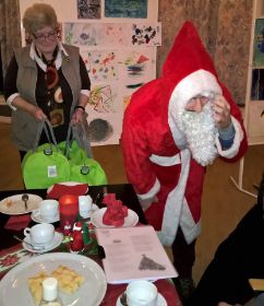 17_2016-12-10_vkmb-h_Weihtsfeier_Weihnachtsmann_Beschenkung.jpg