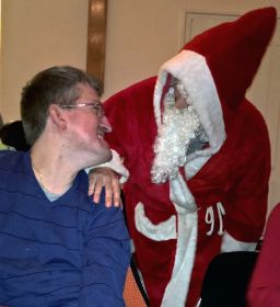 20_2016-12-10_vkmb-h_Weihtsfeier_Weihnachtsmann_Beschenkung_03.jpg